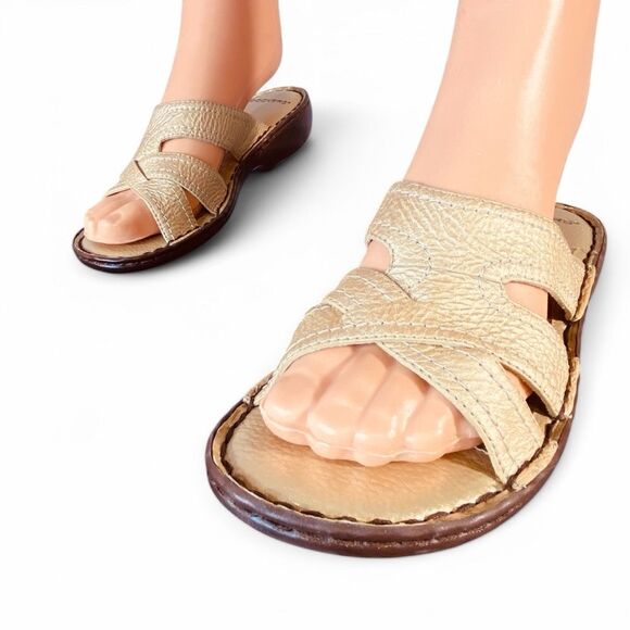 Dockers Beige Leather Sandals Slip On Style Womens Size 7 Low Heel Cushioned - Picture 1 of 10